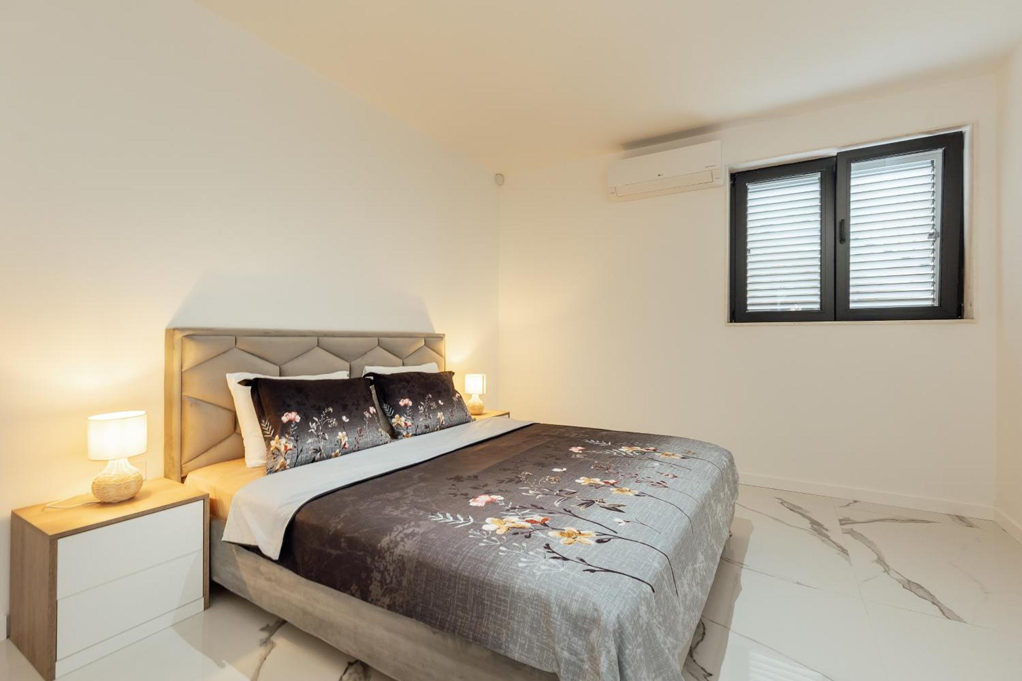 Savina Beachfront Oasis Херцег-Нови Экстерьер фото