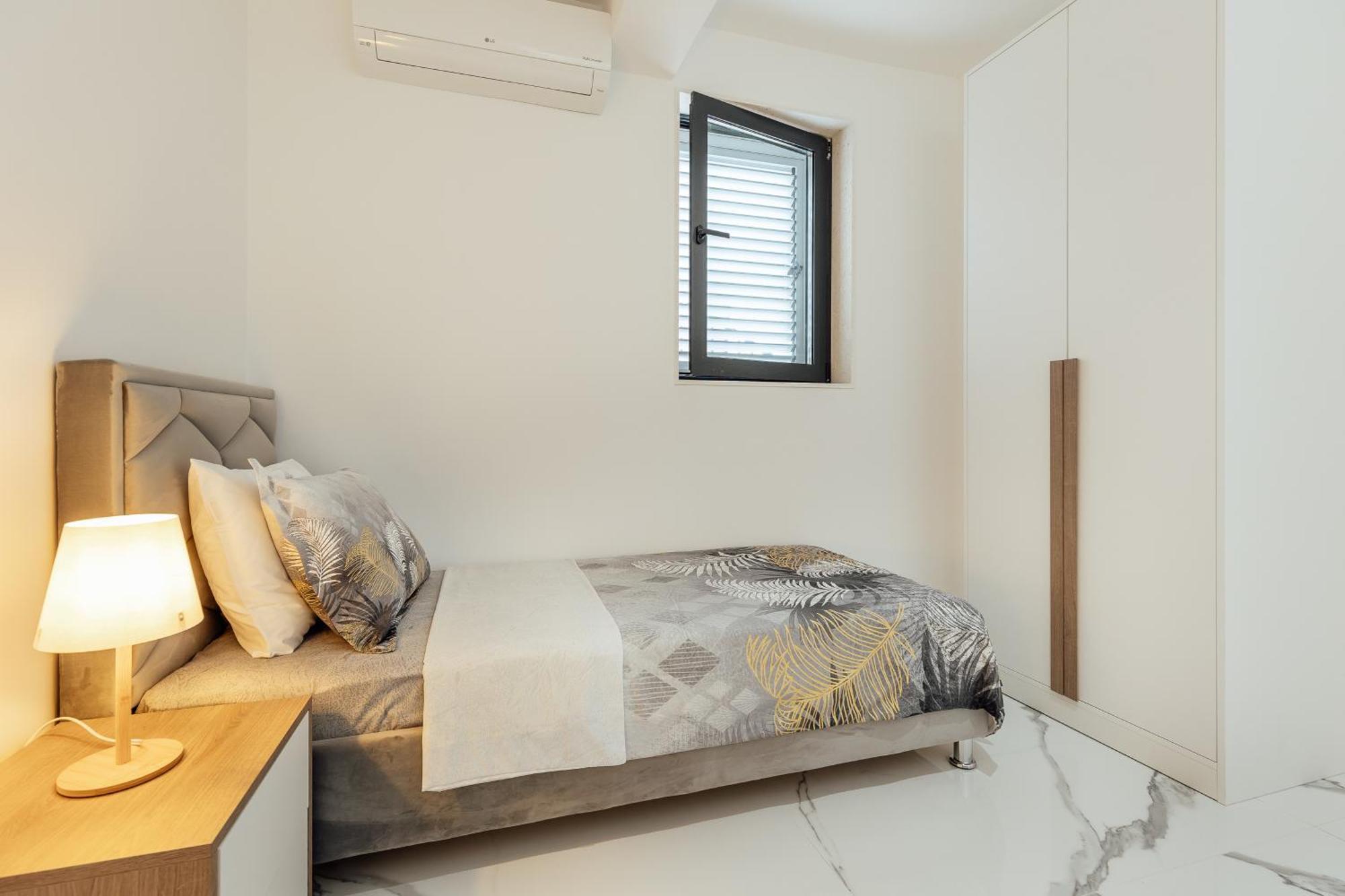 Savina Beachfront Oasis Херцег-Нови Экстерьер фото